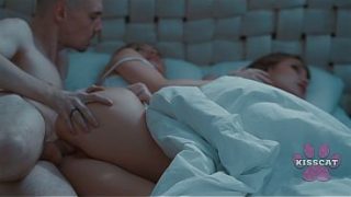 Ayah Tiri Ngentot Dan Muncrat Di Dalam Anak Tirinya, Jessie Ames, Di Ranjang Yang Sama Sama Ibu Tirinya?