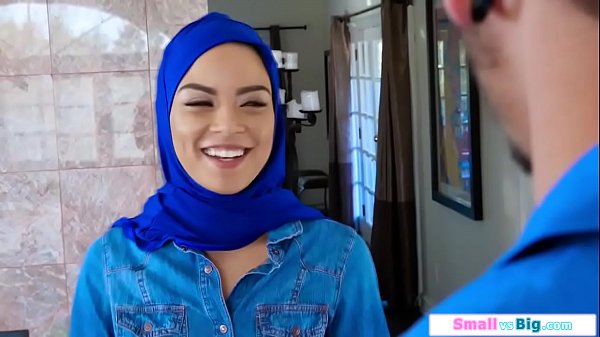 Gadis Arab Mungil Digilir Dua Lelaki Perkasa