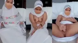 Maelaela Menggoda Dengan Mukena, Mengocok Toge Dan Memuaskan Diri Dengan Dildo