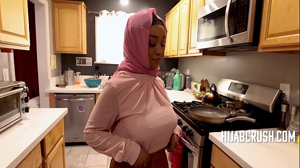 Curvy Ebony Hijabnya Ngegas Kenceng Banget- Lily Starfire