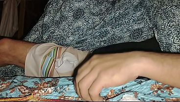 Malam Tadi, Ibu Tiri Gue Kasih Sensasi Gila, Jari Gue Masuk Ke Memek Basahnya Sampe Muncrat Puas.