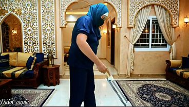 Cewek Pembantu Rumah Tangga Indonesia Pakai Hijab Disuruh Nyedot Kontol Bos Dan Telan Semua Maninya.