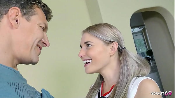 Remaja Blonde Montok, Cheerleader Berpayudara Mungil Yang Lentur, Dibicarai Ayah Tiri Sebelum Dihujani Sperma Di Wajahnya