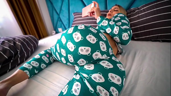 Kakak Tiri Ketahuan Nonton Film Porno, Lalu Kubantu Sampai Klimaks Dan Merengek Minta Dikasih Penuh Dalam
