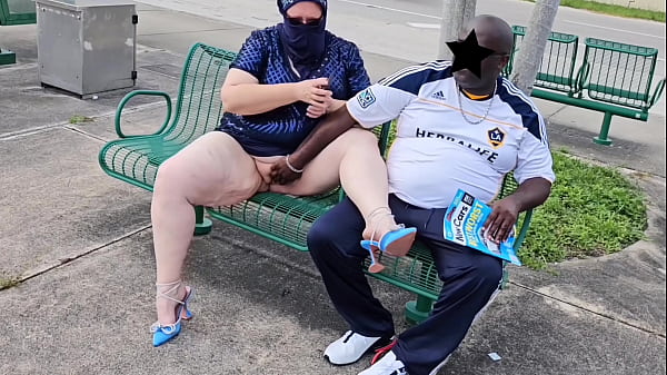 Muslim Milf Berhijab Biarkan Pria Asing Di Halte Bus Muncrat Dua Kali Di Bibir Tebal Memeknya (bbw Ssbbw Outdoor Publik)