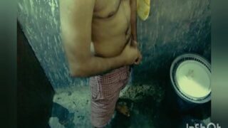 Bini Kakak Lagi Ngintip Adik Iparnya Coli Di Kamar Mandi