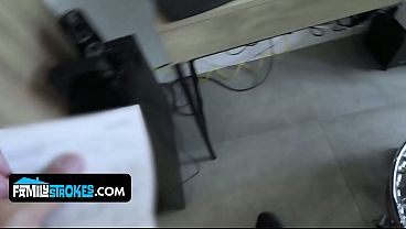 Anak Tiri Cewek Latin Goyang-goyangin Tubuh Mulusnya Biar Bapak Tiri Nggak Tahan.