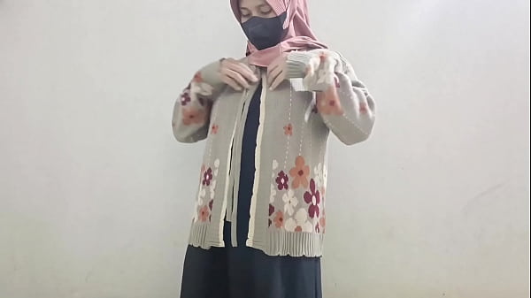 Gadis Berjilbab Main Timun Sambil Nafas Tersengal.