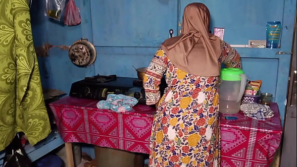 Ngentot Istri Temen Pas Lagi Masak, Nafsu Makin Membara.