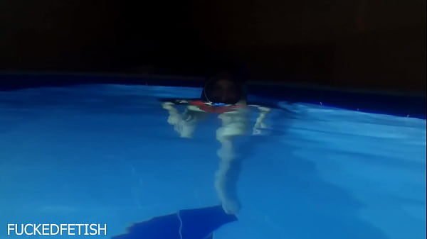 Helen Star Pake Baju Renang Seksi, Masker Malam, Siap Main Di Kolam