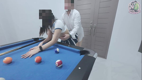 Gadis Thailand Naik Ke Meja Biliar… Lalu Digilas Keras Sampai Meringis!