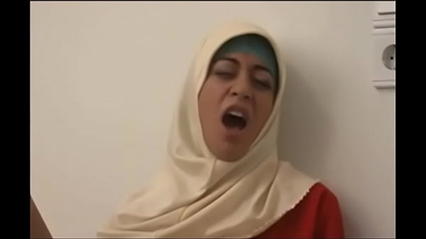 Nih, Kontol Gede Suka Ngintip Jilbab Arab Yang Lagi Basah-basahin Hijabnya.