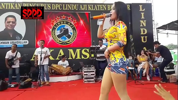 Tarian Erotis Indonesia – Sintya Riske Pamer Gerakan Liar Yang Bikin Malu Di Atas Panggung