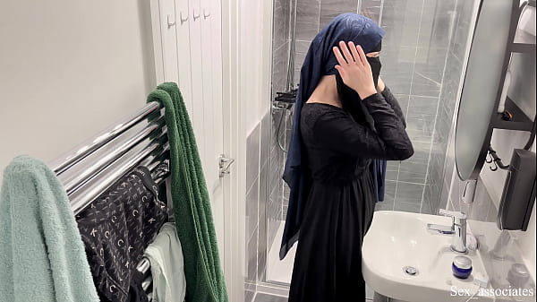 Astaga! Gak Nyangka Cewek Arab Bisa Sepanas Itu. Aku Ngintip Gadis Muslim Berhijab Lagi Mainin Diri Sendiri Di Kamar Mandi.