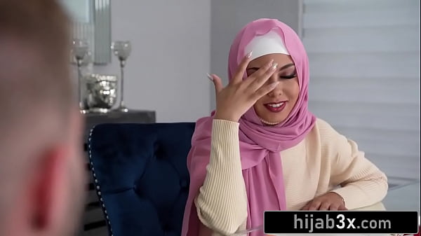 Ngentot Sama Cewek Mungil Berjilbab, Hijabnya Tetap Dipake Biar Makin Greget.