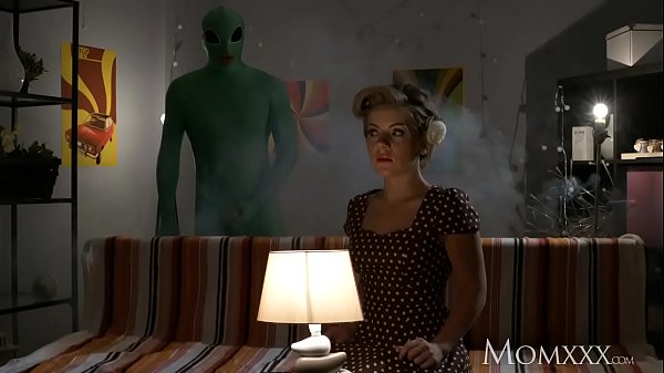 Ibu Rumah Tangga Sepi Dirayapi Alien Sampai Dalem Pas Malem Halloween.