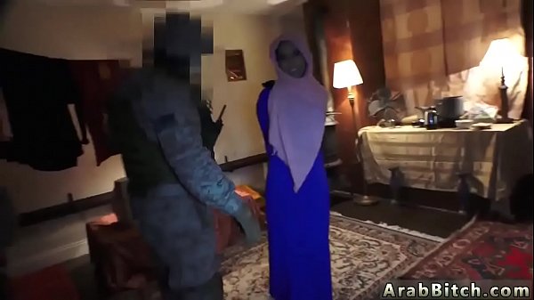 Percintaan Panas Antara Bule Arab, Cewek China, Dan Ekor Babi Di Sini, Pelayan Lokal Siap Digebukin.