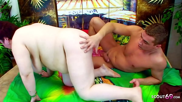 Ibu Gemuk Montok Digebukin Anak Tiri, Ngentot Kasar Bikin Merem Melek.