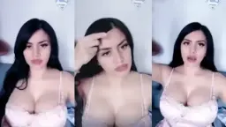 Alondra Pake Toge Doang, Montoknya Keliatan Polos, Cuma Beha Aja Yang Nutupin.