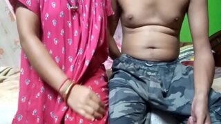 Bocah Muda Garuk-garuk Memek Bhabhi Sambil Ngaceng – Sex Desi