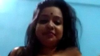Cewek India Manis Pamer Bokong Sambil Jari-jari Memek Basah