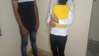 Manajer Ngegocap Karyawati Di Toilet