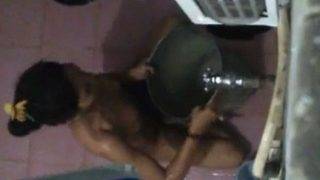 Tonton Video Pembantu India Mandi, Bikin Nafsu Naik!