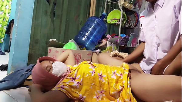 Ajak Ngentot Ibu Tiri Sebelum Berangkat Sekolah, Makin Greget Makin Pengen.