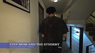 Ibu Tiri Lagi Ngajarin Muridnya Yang Panas, Sambil Main-main Di Ranjang.