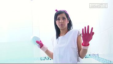 Babe Pembantu Hotel Pake Sarung Tangan Karet, Bungkukin Badan Sambil Ngelap Pancuran, Bikin Liarnya Kebayang.