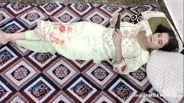 Ibu Tiri India Nonton Bokep Di Hp, Digenjot Habis-habisan Sama Kakak Tiri – Suara Hindi