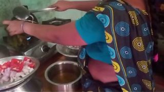 Bini Orang Masak Sambil Main Sama Selingkuhan, Keluar Masuk Dapur Sambil Ngewe.