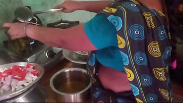 Bini Orang Masak Sambil Main Sama Selingkuhan, Keluar Masuk Dapur Sambil Ngewe.