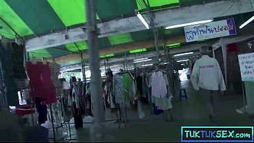 Dua Bule Binal Jemput Si Thai Milf Mungil, Lidahnya Udah Ditindik Siap Digoyang.