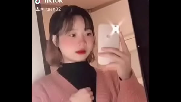 Goyangin Pantat Montok Sambil Senyum Manis, Bikin Pengen Colok