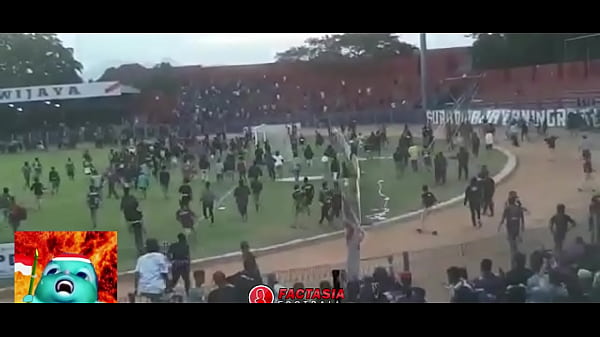 Budaya Baku Hantam Ala Suporter Indonesia, Sensasi Panas Di Tribun Yang Bikin Basah.
