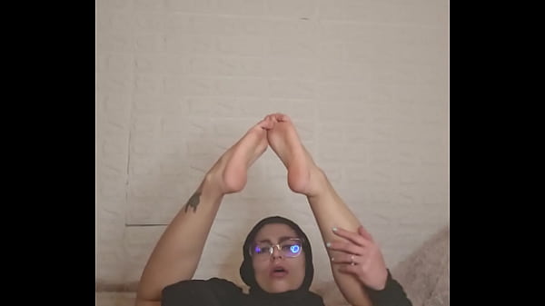 Ibu Rumah Tangga Arab Mia Pamer Kaki Mulus Dari Balik Niqab, Bikin Panas.