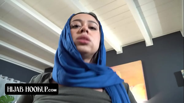 Nakal Banget Sih, Cewek Arab Ini Isep Kontol Kakak Tirinya Biar Dia Diem Aja, Jangan Bocorin Rahasia Ke Ortu Tiri Yang Galak.