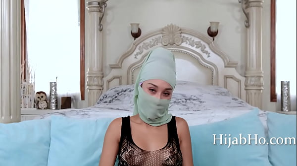 Ibu Tiri Berhijab Bikin Tenang – Cali Lee, Sensasi Panas Yang Menggoda