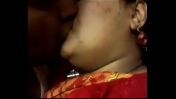 Desi Aunty, Bibirnya Merah Basah, Pinggul Bergoyang Siap Digaruk
