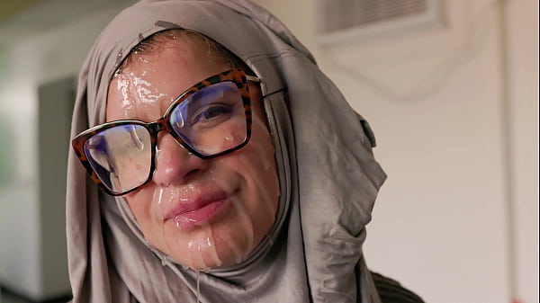 Hijab Cosplay – Ibu Bule Amerika Digebuk Muka