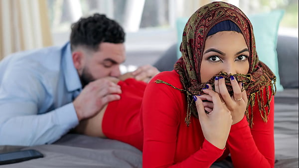 Anjing, Kakak Tiri Mau Ngajarin Adik Tiri Berjilbab Soal ‘pelajaran Ranjang’ Sebelum Dia Nikah – Hijablust