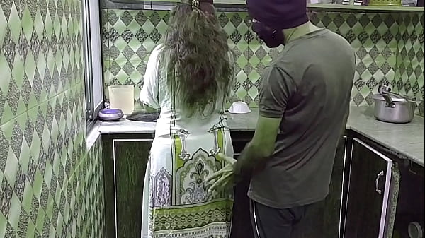 Bini Orang Lagi Sibuk Masak Di Dapur, Tiba-tiba Digenjot Dari Belakang, Suara Hindi Bikin Makin Basah