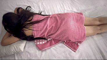 Bule Nri Cantik Minta Bokongnya Di Remes Pelayan, Langsung Crot Di Memek Sambil Nungging.