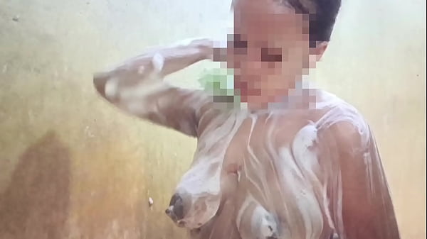 Lihatin Aku Mandi, Sayang, Biar Kamu Makin Ngiler Lihat Tubuh Basah Ini.