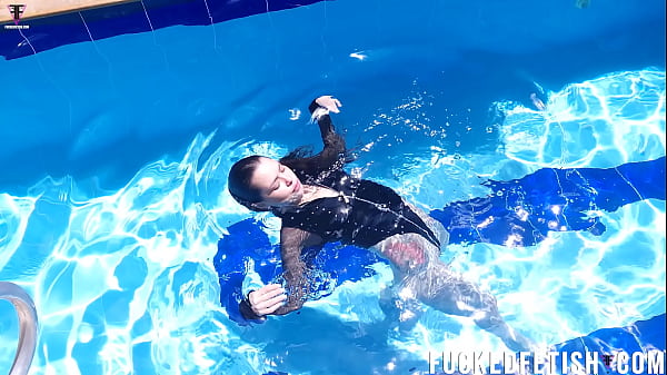 Jessica Bunny Nge-blowjob Di Kolam Renang, Airnya Muncrat-muncrat.
