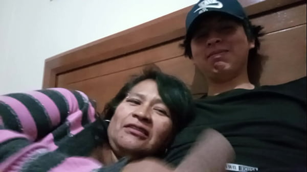 Dengan Ibu Mertuaku, Tubuh Basah Kuyup, Nafas Tersengal Di Ranjang