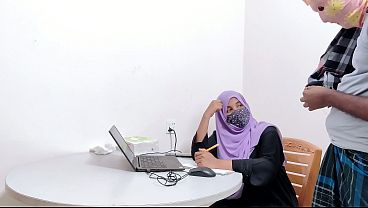 Bankir Cantik Berjilbab Digarap Sama Petani Desa, Crot Di Mana-mana.