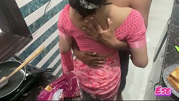Desi Bhabhi Lagi Kitchen Mein Khana Banate Hue Chudai Ka Maza, Garmi Aur Gehraai Se