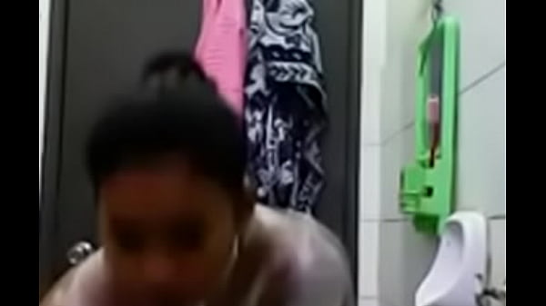 Narsis Banget Nih, Sampe Crot Sendiri Liat Muka Di Kaca